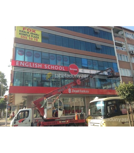 English School Işıklı Tabela