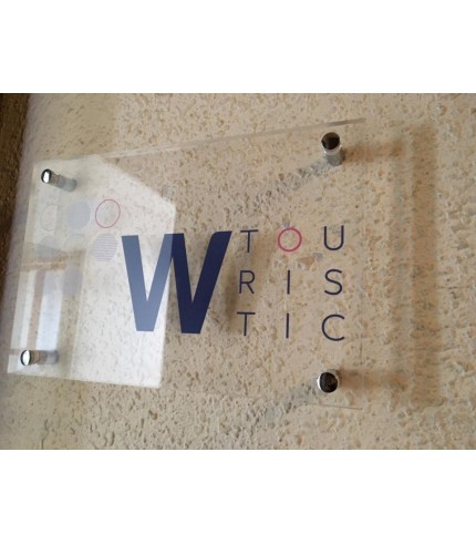 W Tourıstıc kapı tabelası