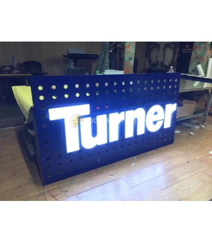 Turner Kule Vinç Üzerine Işıklı Tabela