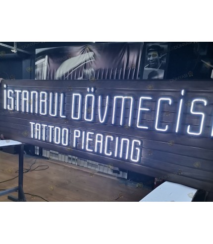Dövmeci ışıklı tabela