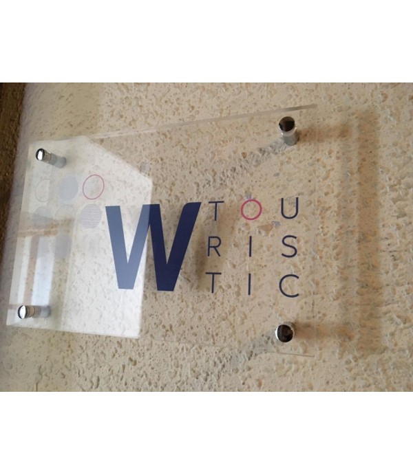 W Tourıstıc kapı tabelası