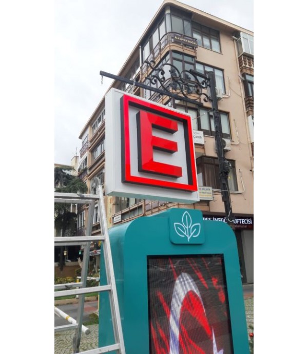 Ferforje ayaklı Nöbetçi eczane tabelası