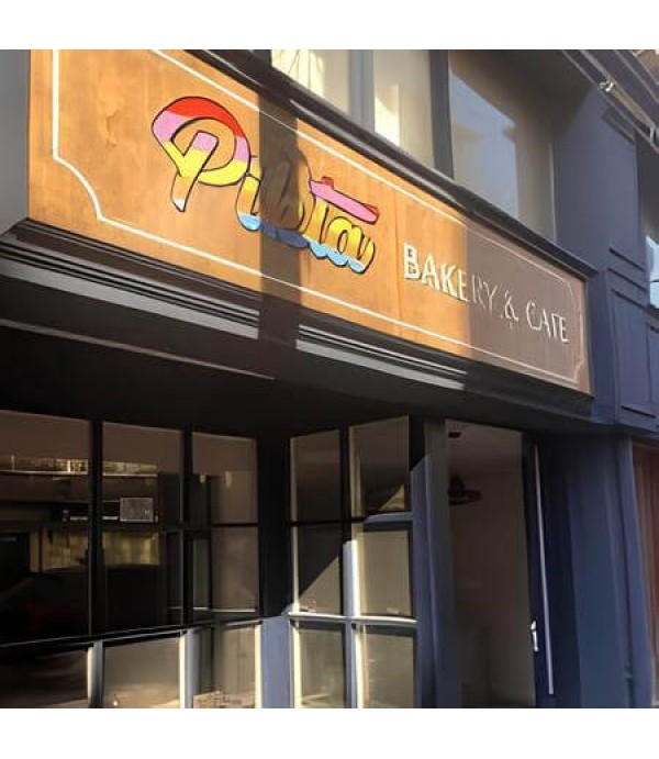 Pikta Bakery Cafe ahşap tabela