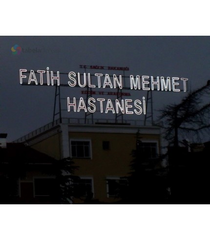 Fatih Sultan Mehmet Hastanesi Küçükyalı E5 çatı reklamı