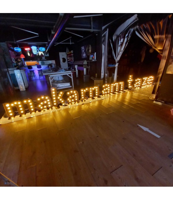 Ampullü retro kutu harf tabela