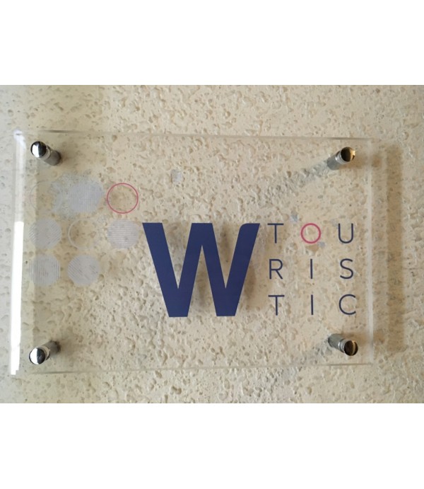 W Tourıstıc kapı tabelası