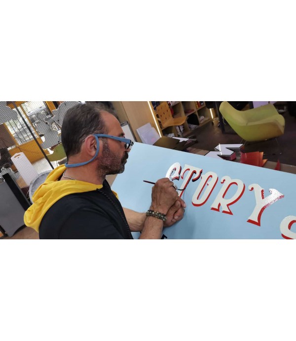 Ahşap zemin üzeri Fırça Boyalı Tabela