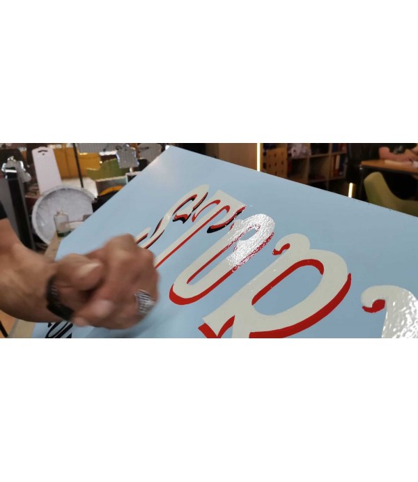 Ahşap zemin üzeri Fırça Boyalı Tabela