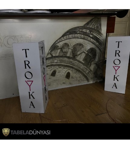 Troyka Caddebostan Dekoratif Işıklı Karşılama Totemi