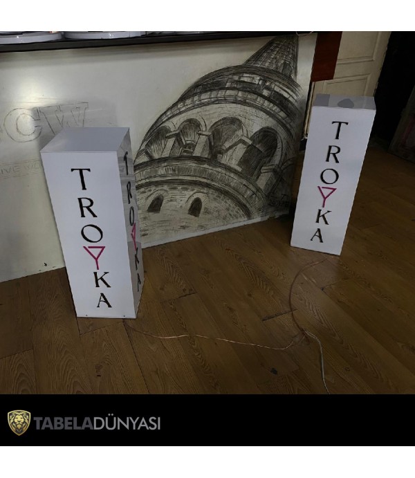 Troyka Caddebostan Dekoratif Işıklı Karşılama Totemi