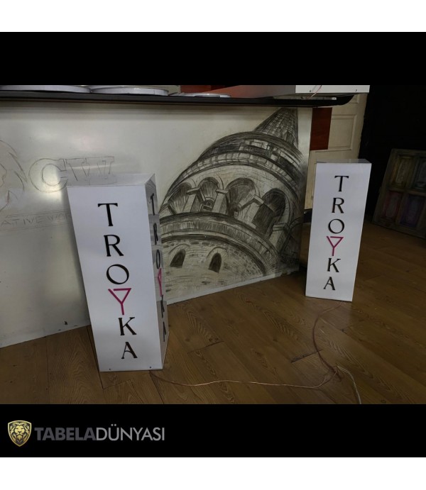 Troyka Caddebostan Dekoratif Işıklı Karşılama Totemi