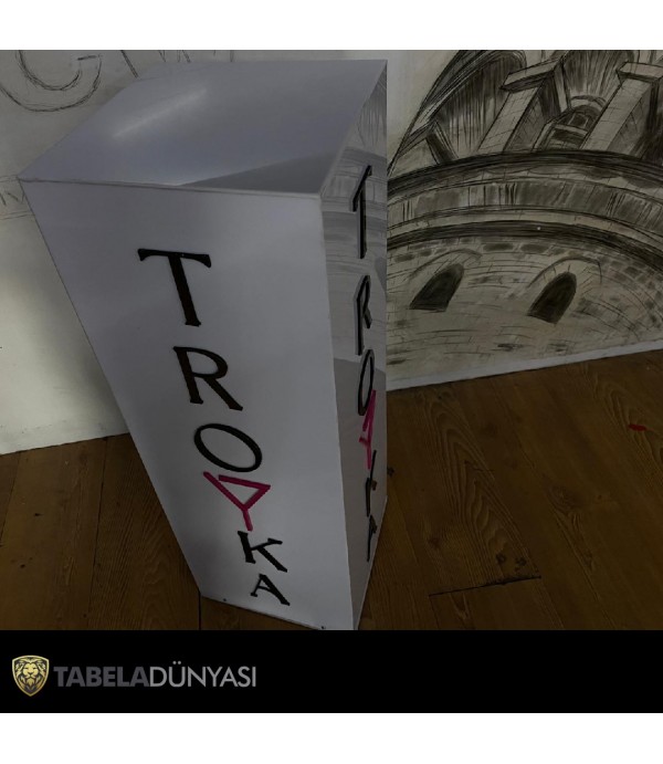 Troyka Caddebostan Dekoratif Işıklı Karşılama Totemi
