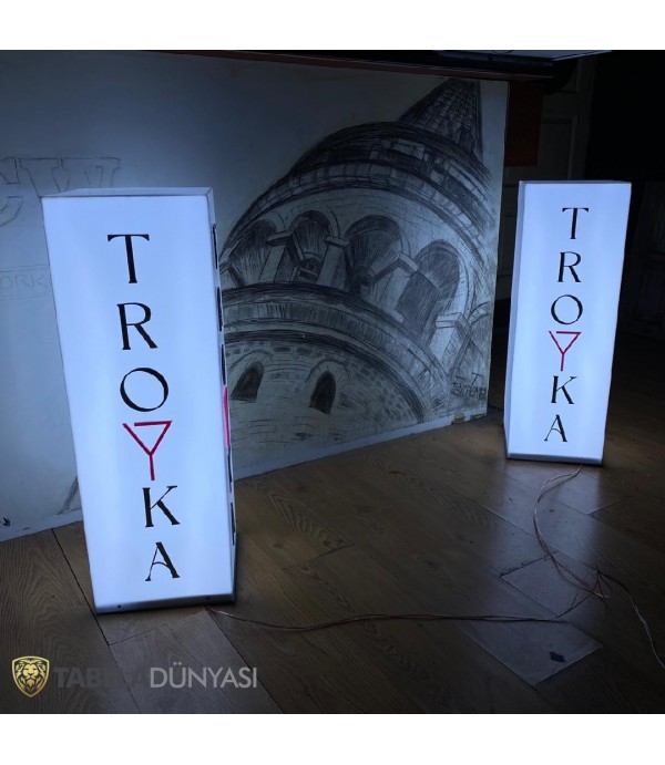 Troyka Caddebostan Dekoratif Işıklı Karşılama Totemi