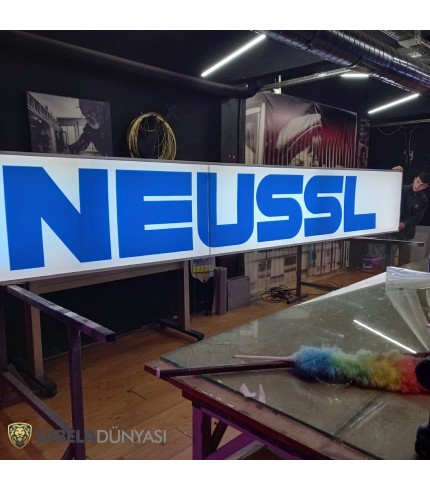 Neussl Avusturya Işıklı Tabela