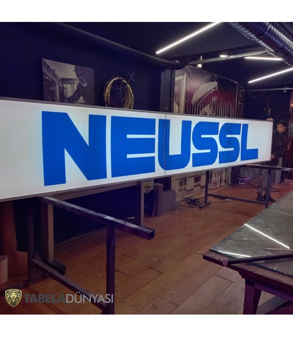 Neussl Avusturya Işıklı Tabela