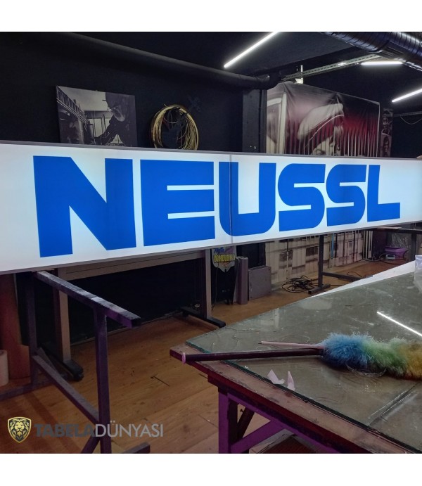 Neussl Avusturya Işıklı Tabela
