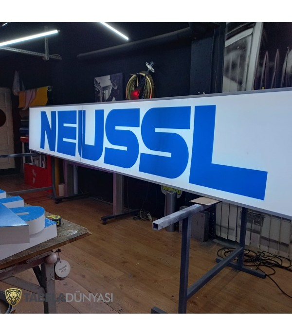 Neussl Avusturya Işıklı Tabela