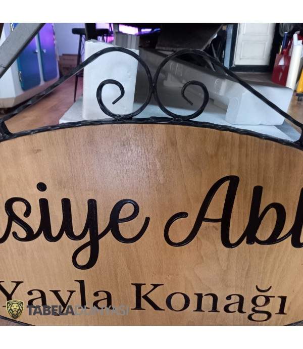 Konaktaki Özel Ahşap Tabela