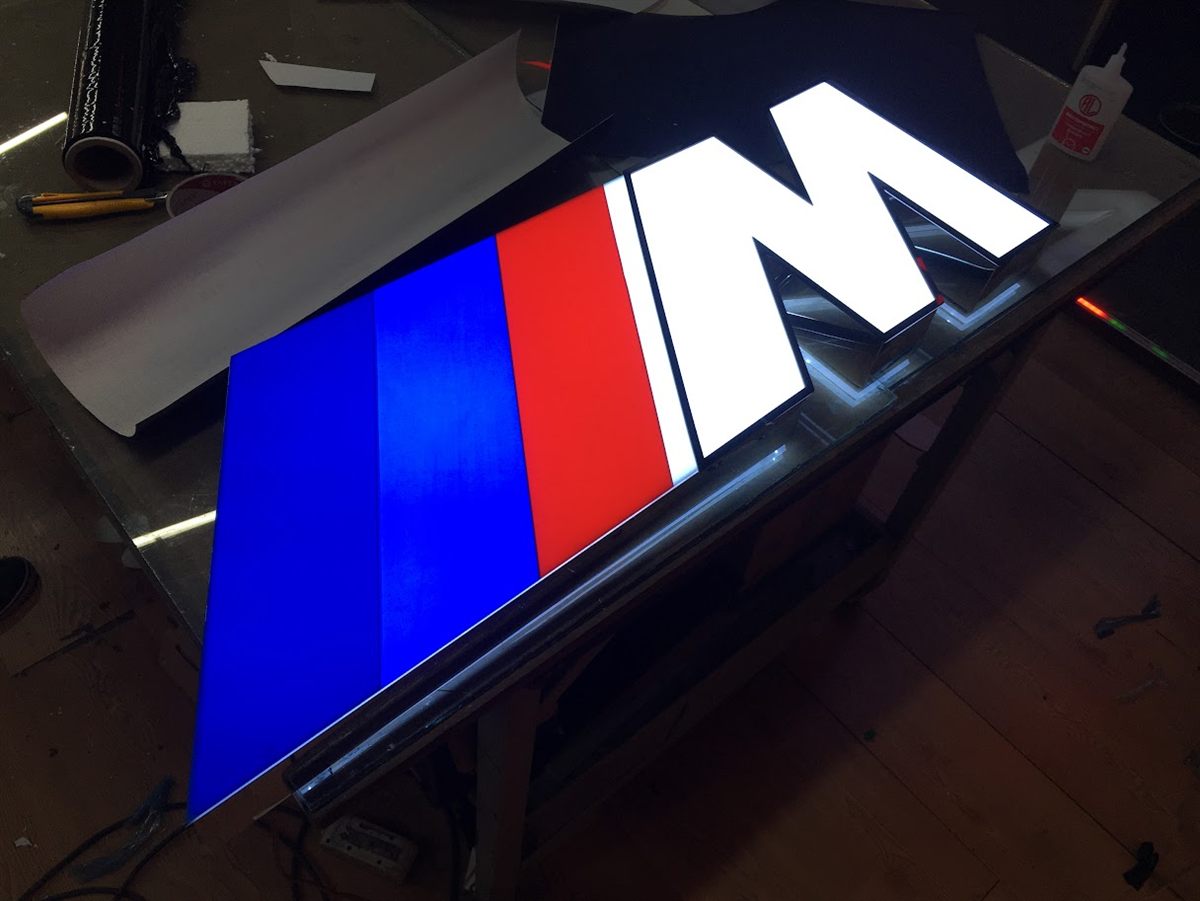 BMW M lightbox ışıklı kutu tabela uygulaması
