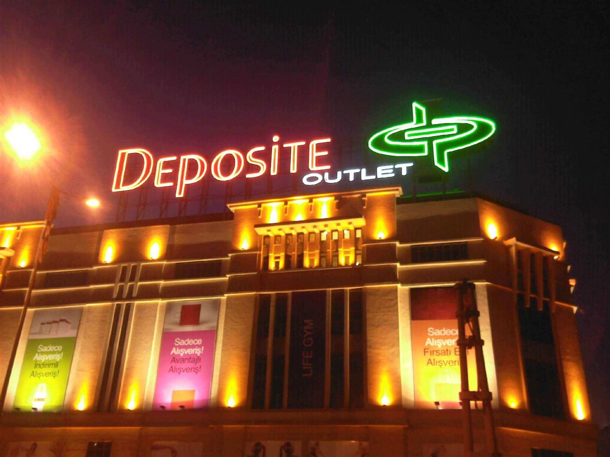 Deposite Outlet çatı tabelası uygulaması